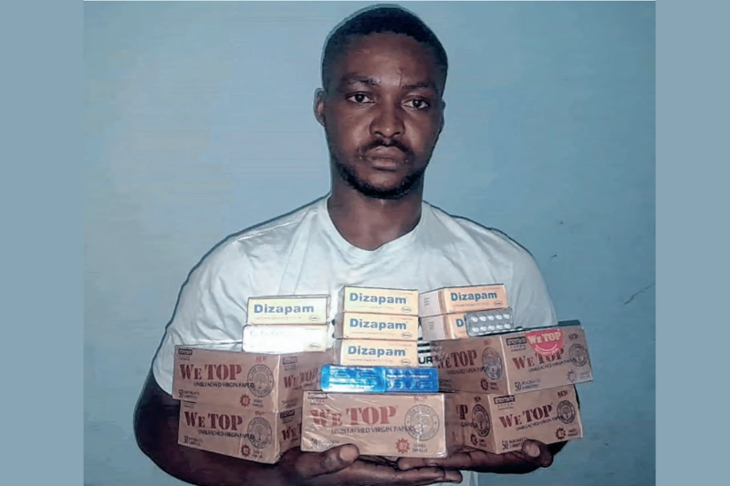 Isaac Ndong Ella Missamba tenant son stock de produits prohibés