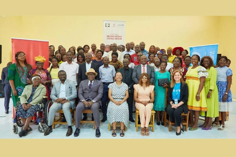 Enseignants et officiels lors du lancement de la formation au numérique.