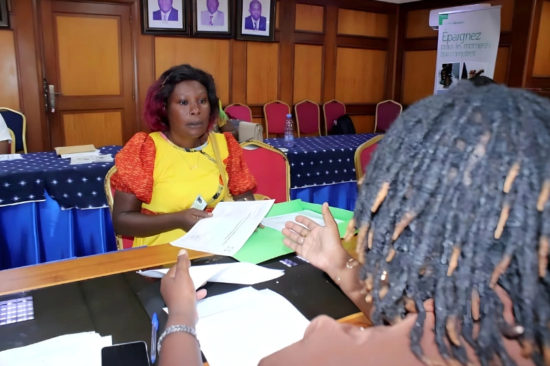 Une enseignante qui s’est vu remettre son bon de caisse, hier, au ministère de l’Education nationale