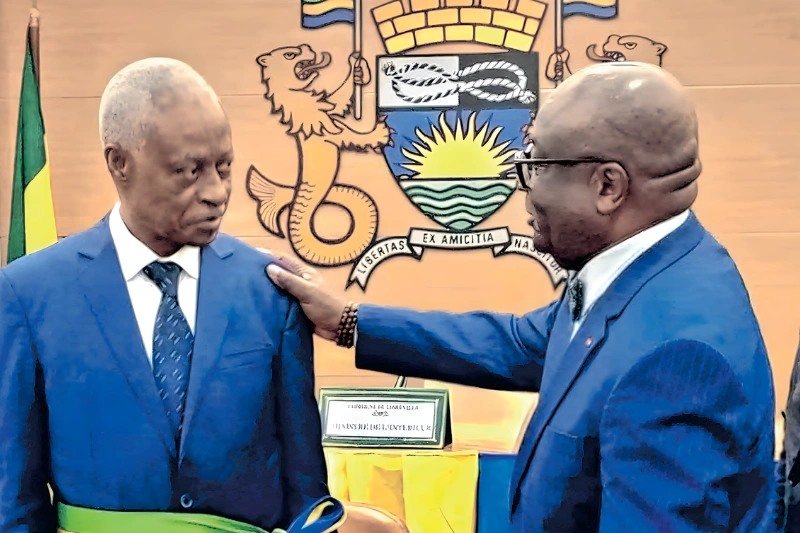 Eugène Mba installé dans son fauteuil par le ministre de l’Intérieur, Adrien Nguema Mba.