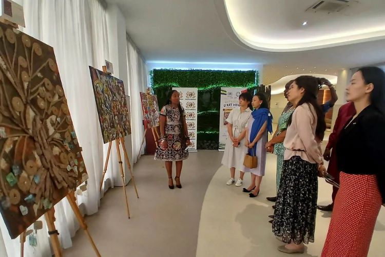 Diplomatie et art se rencontrent autour de l'exposition de Michelle Nze