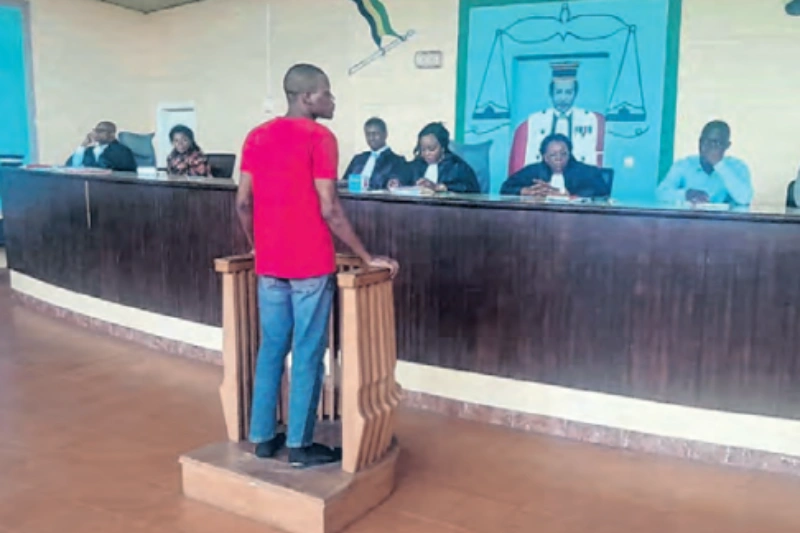 Fally Nguiémi Ayandji, le Gabonais jugé à la faveur de la session criminelle ordinaire pour mineurs à Franceville. © Léa Daoud