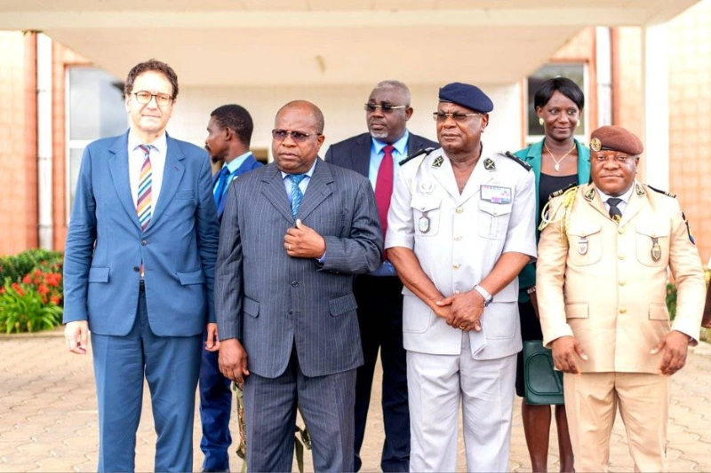 L’ambassadeur de France en compagnie des autorités locales. © DR