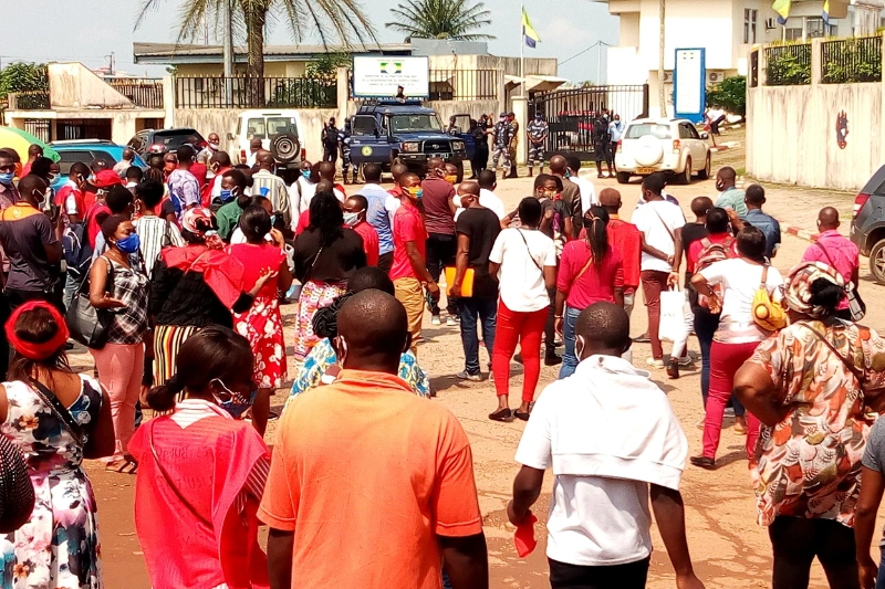 La foule des agents publics amassée devant le ministère de la Fonction Publique. | CNB