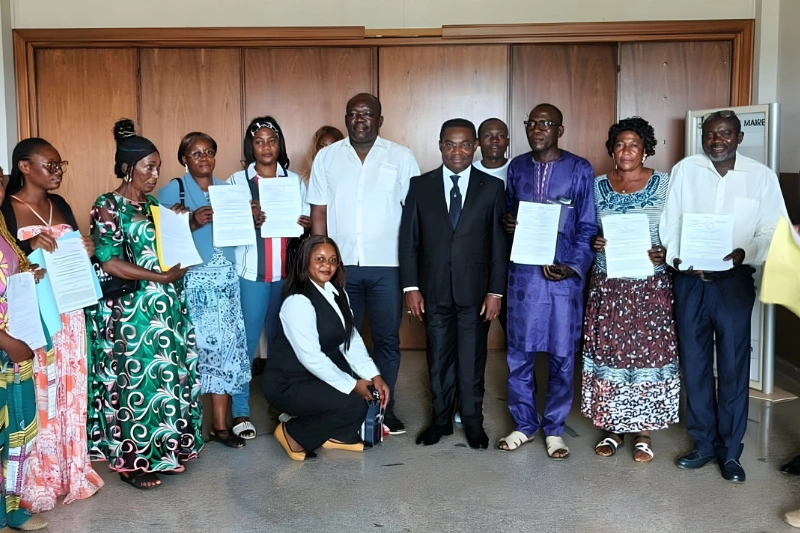 Franceville : des citoyens apatrides reçoivent leurs actes de nationalité