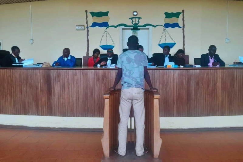 V.D.M.N. lors de sa comparution devant le tribunal des mineurs.