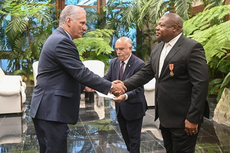 Poignée de main entre le président et cubain et l’ambassadeur gabonais au terme de la cérémonie de présentation des lettres de créance.
