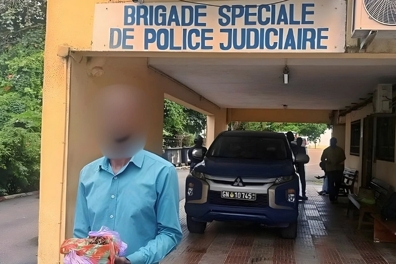  Gaël Oye Meye, pris en flagrant délit de vol de cannabis scellé et conservé au sein du Palais de justice de Libreville 