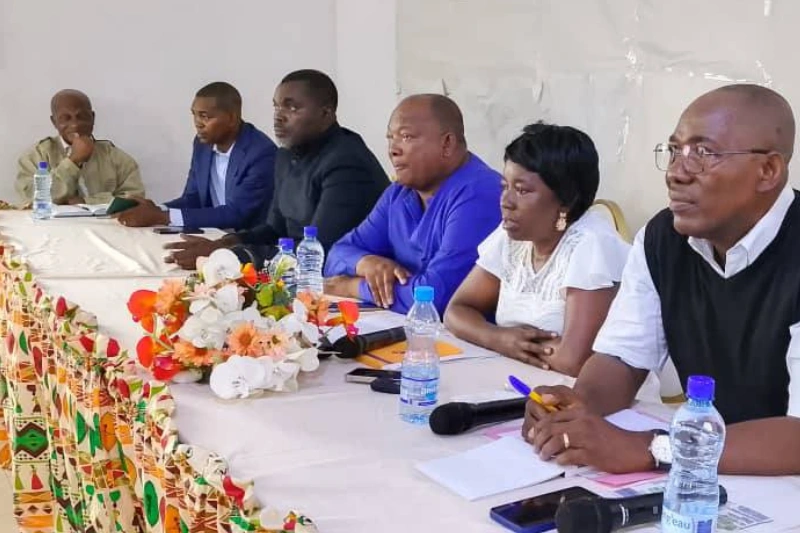La colère des grévistes face à Georges Mpaga et Pierre Mintsa | Lunion ...