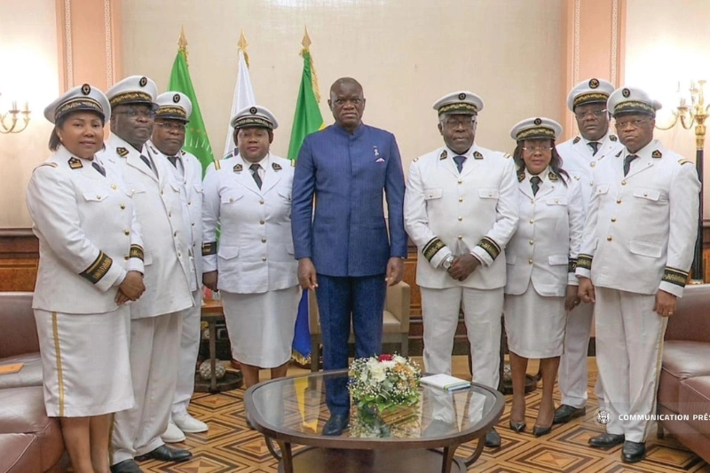 Les gouverneur de provinces aux côtés du chef de l’État.