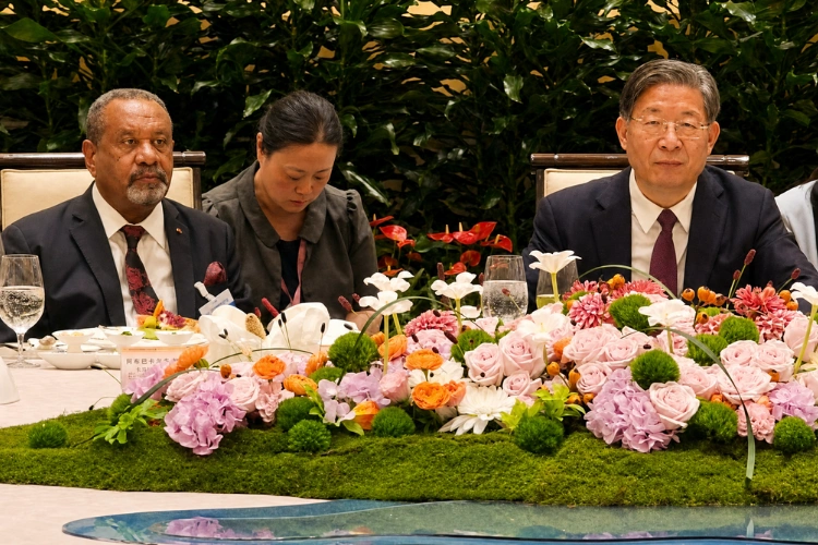 Le président du CESEC, Guy Bertrand Mapangou accompagné du président du Conseil économique et social de Chine, Wang Dongfeng.