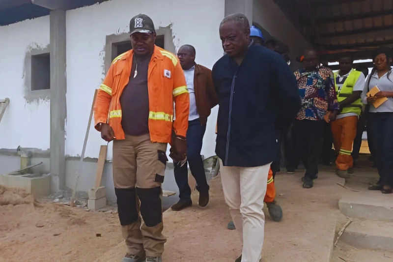 Ogooué-Lolo : le ministre de l’Intérieur inspecte les chantiers scolaires et d’infrastructures