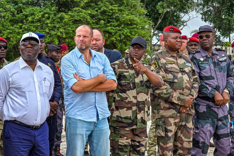 Les ministres gabonais, Hermann Immongault, et belge de la Défense, Theo Francken