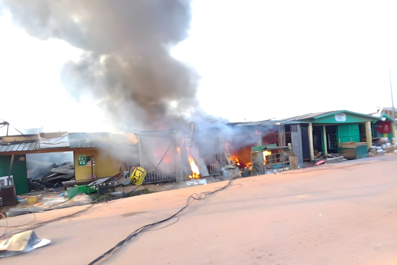 commerces en feu à oyem