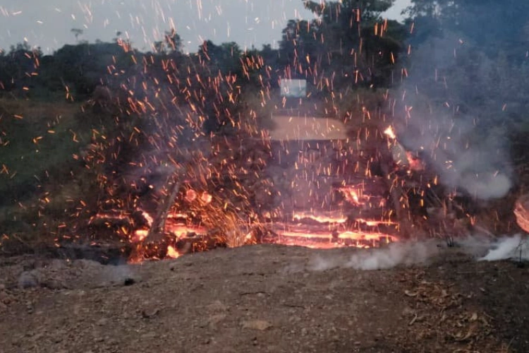 Incendie du pont en bois d'Ikolo