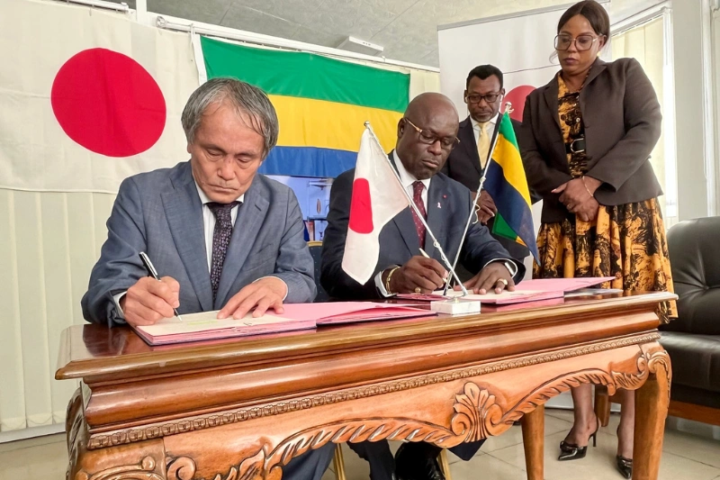 Les deux personnalités lors de la signature de convention du don.