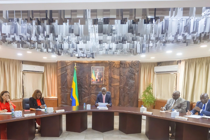 Le vice-président du gouvernement (VPG), Hermann Immongault, en présence d'autres membres du gouvernement, à savoir Laurence Mengue Me-Nzoghe- Ndong (Fonction publique et Renforcement des capacités), Charles Edgar Mombo (Enseignement Supérieur et Recherche scientifique) et Elsa Joséphine Nkana Ayo-Bivigou (Santé)