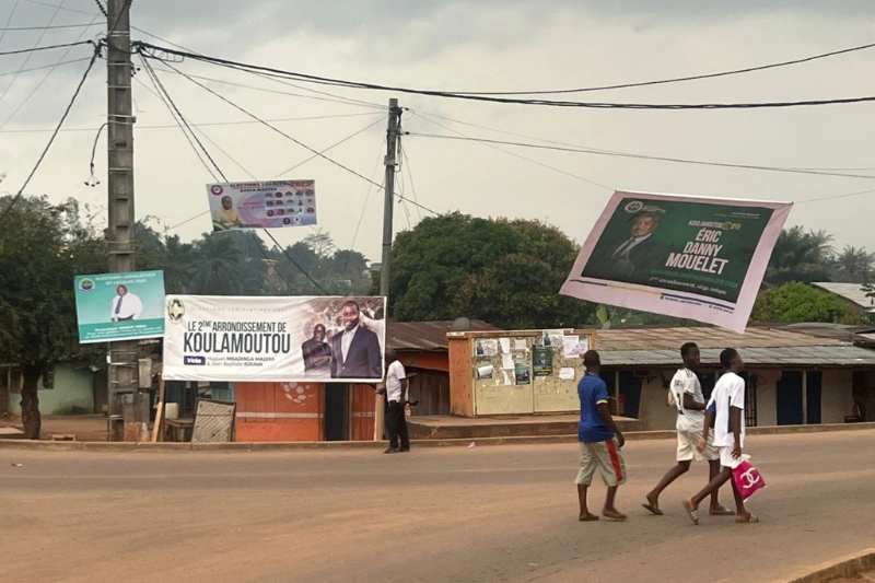 A Koula-Moutou, les affiches des candidats sont visibles