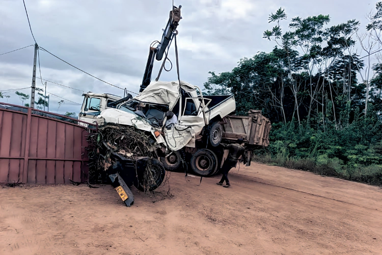 C’est un Land Cruiser littéralement broyé qui a été sorti de son embardée