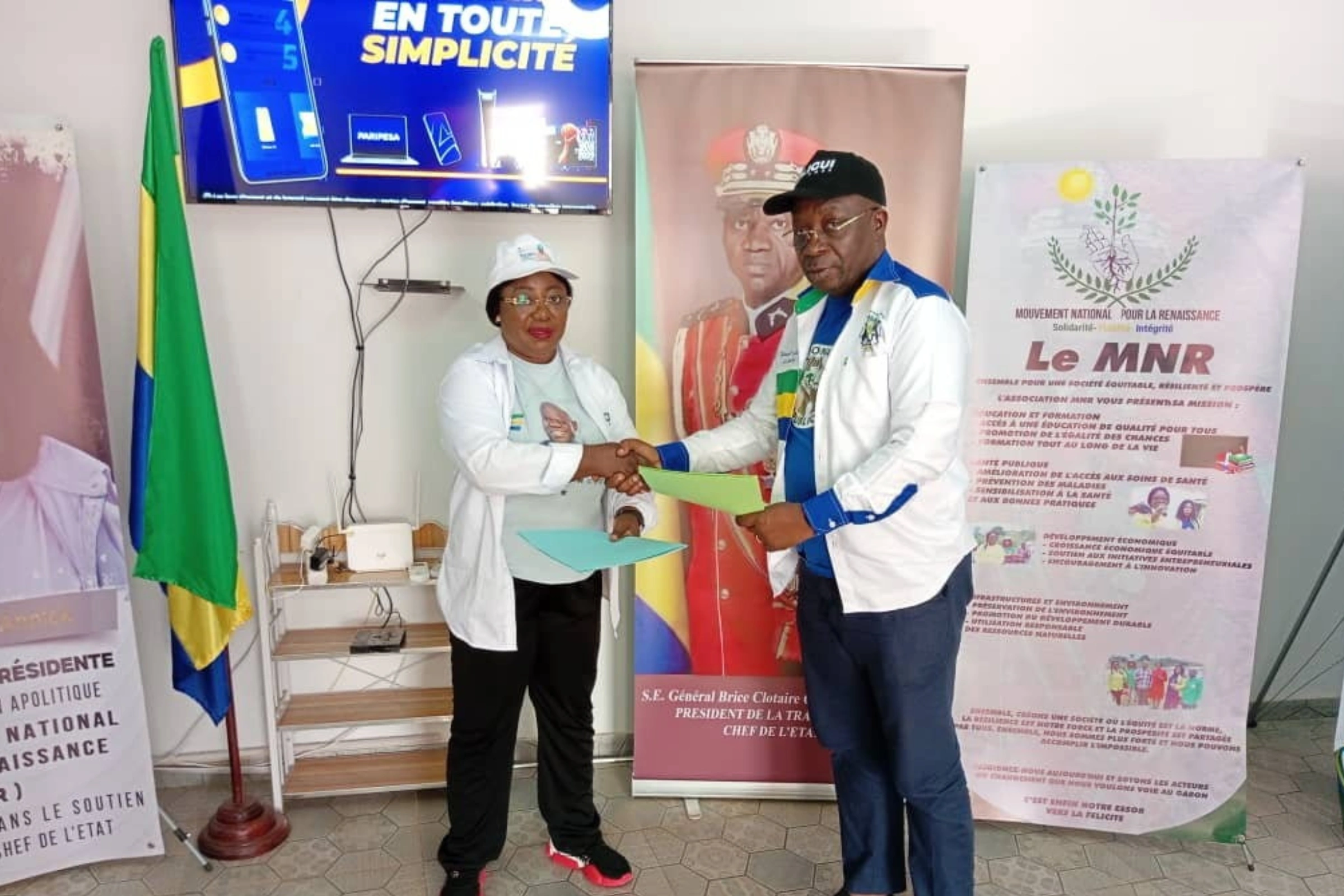 Pamphile Leoumbou Andjembe (g), le président du parti «Les Nationalistes républicains» et Annick Ebinga du «Mouvement de la Renaissance», après la signature de leur partenariat.