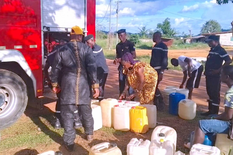 Les sapeurs-pompiers livrant de l’eau potable aux populations.