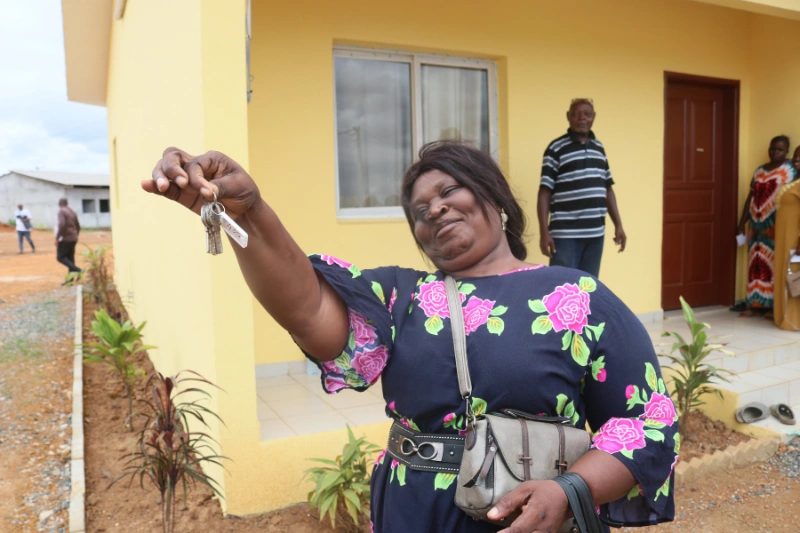 Une récipiendaire récupérant les clés de sa nouvelle maison