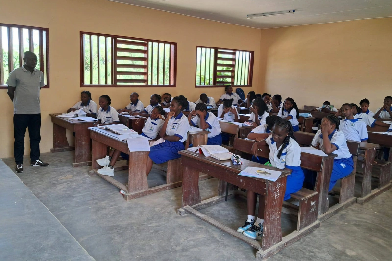 Cours dans un lycée de Koula-Moutou