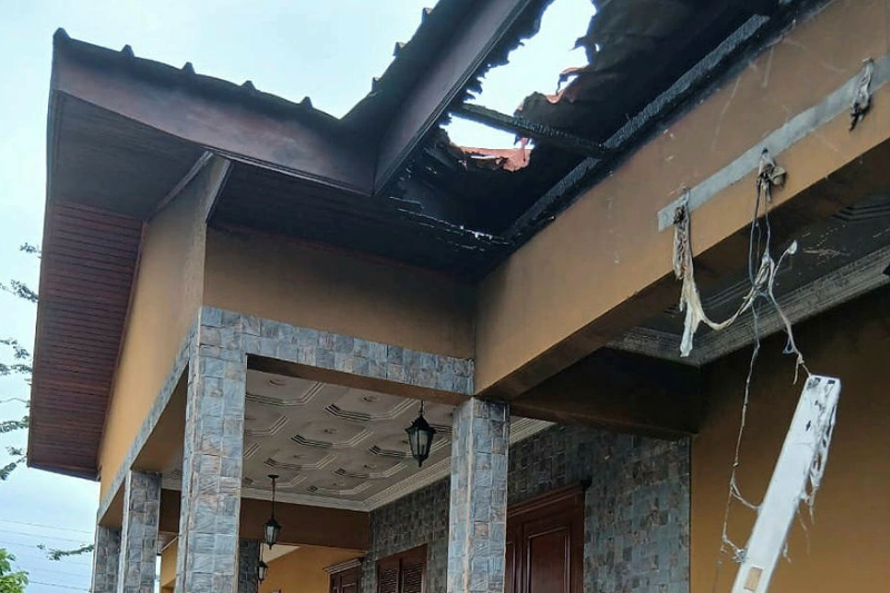 Maison ravagée par un incendie à Akanda