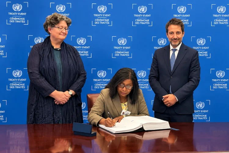 Marie-Édith Tassyla-Ye-Doumbeneny lors de la signature des traités à New York.