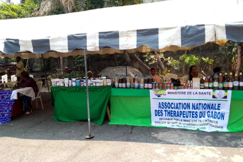 Une vue des stands destinés à la vente des produits de la pharmacopée.