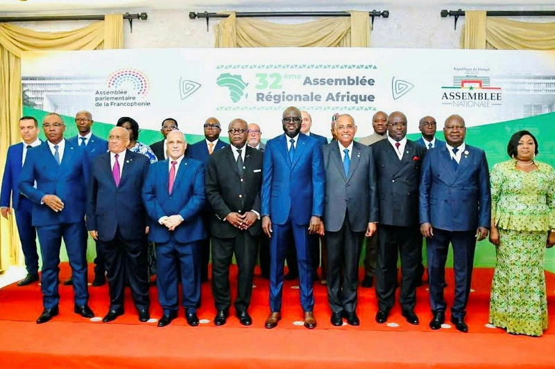 Michel Régis Onanga Ndiaye, président de l'Assemblée nationale et ses pairs africains au termes de leurs échanges.