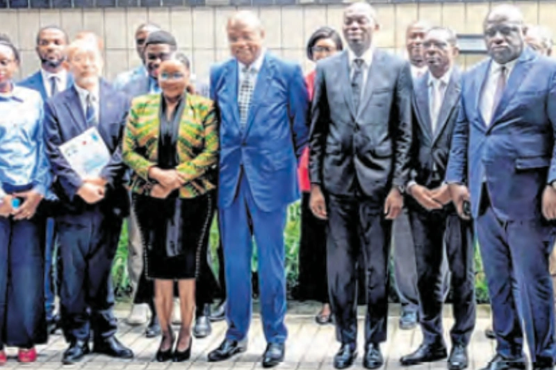 Le ministre de la Justice par intérim et les participants après l’ouverture de l’atelier.