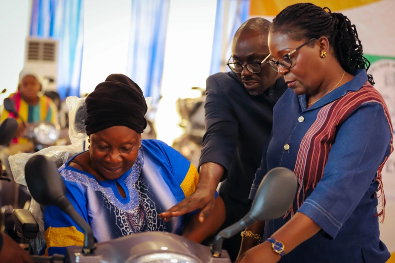 Cérémonie de remise de scooters à Moanda