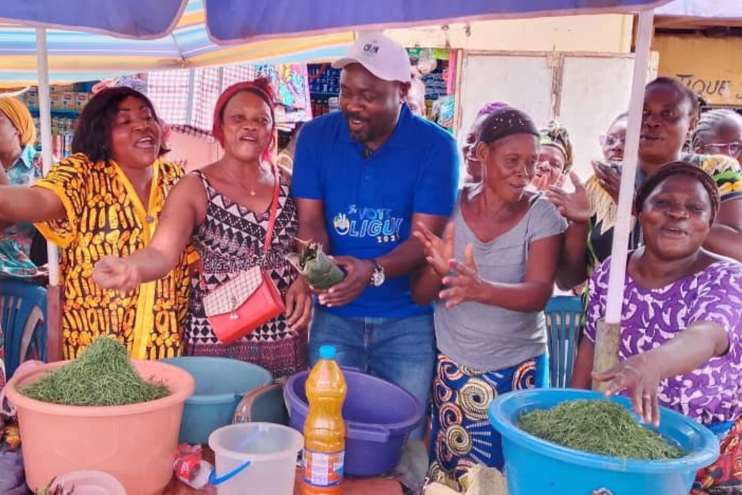 Les remerciements aux femmes d’un marché de Moanda.