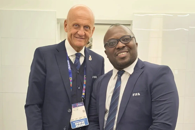 Serge Assume en compagnie du président de la Commission de l’arbitrage de la FIFA Pierluigi Collina.
