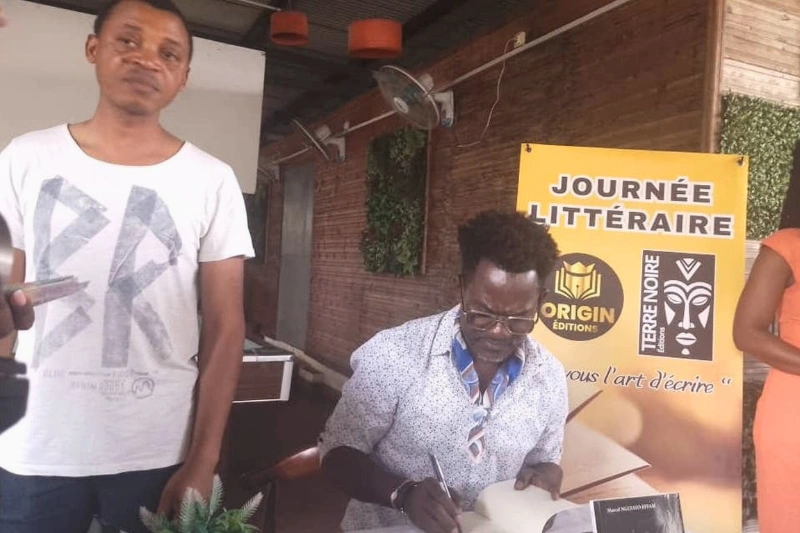 Marcel Nguiayo Effam dédicaçant son roman aux lecteurs portgentillais.