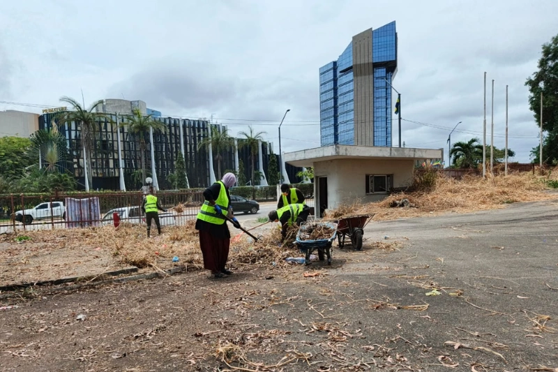 17 Août : la communauté malienne assainit l'avenue Jean-Paul II 