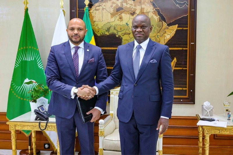Le président de la République s’entretenant avec le secrétaire général de l’OEACP. © DR