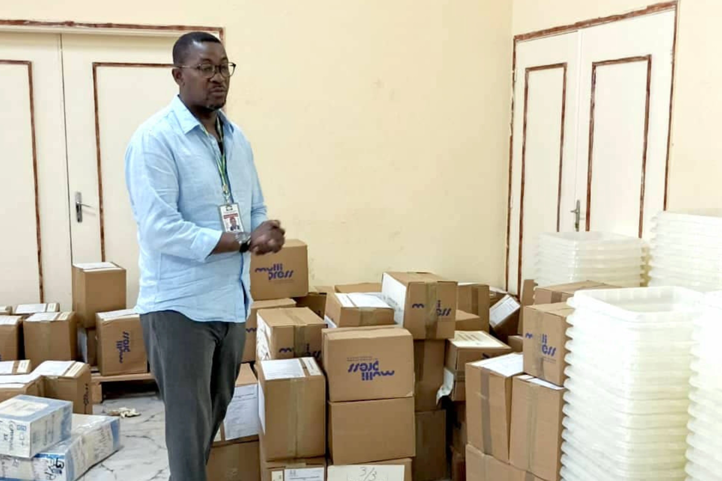 Le président de la Commission provinciale électorale de l’Ogooué-Lolo, Léandre Emmanuel Bouloubou, présentant une partie du matériel électoral.