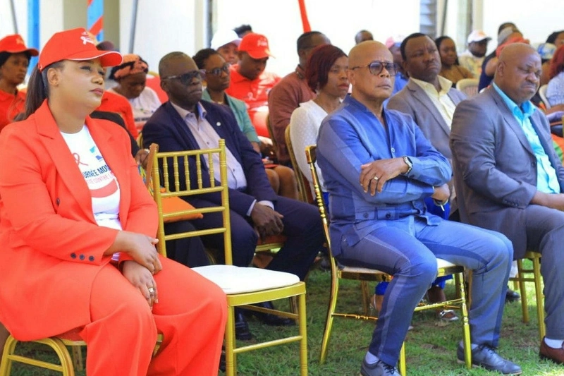 Dr Okili Abdoulaye Ondenot (rouge), responsable du CTA de Port-Gentil