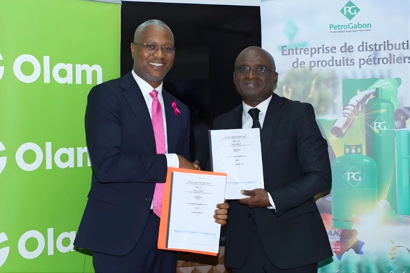 Les deux dirigeants d’Olam Palm Gabon (gauche) et Petro-Gabon Entreprise satisfaits de leur partenariat.