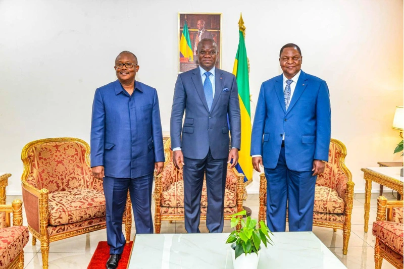 Le chef de l’État, Brice Clotaire Oligui Nguema, avec ses homologes bissau-guinéen Umaro Sissoco Embalò (g) et centraficain Faustin-Archange Touadéra (d).
