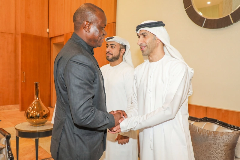 Brice Clotaire Oligui Nguema, président du Gabon et Thani bin Ahmed Al Zeyoudi, ministre d'État émirati des Affaires étrangères et du Commerce extérieur