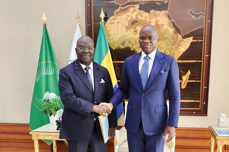 Brice Clotaire Oligui Nguema, président du Gabon, et l'ambassadeur itinérant gambien