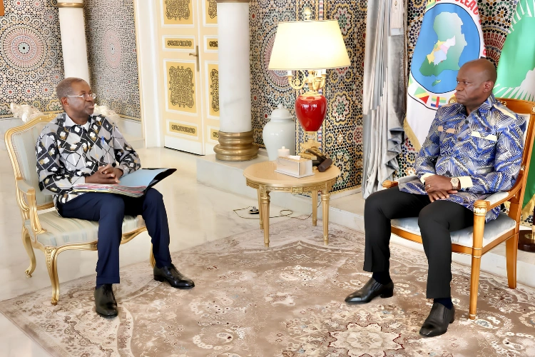 Brice Clotaire Oligui Nguema, président du Gabon et Séraphin Moundounga, président de la Commission nationale pour la démocratie et la participation citoyenne (CNDPC)