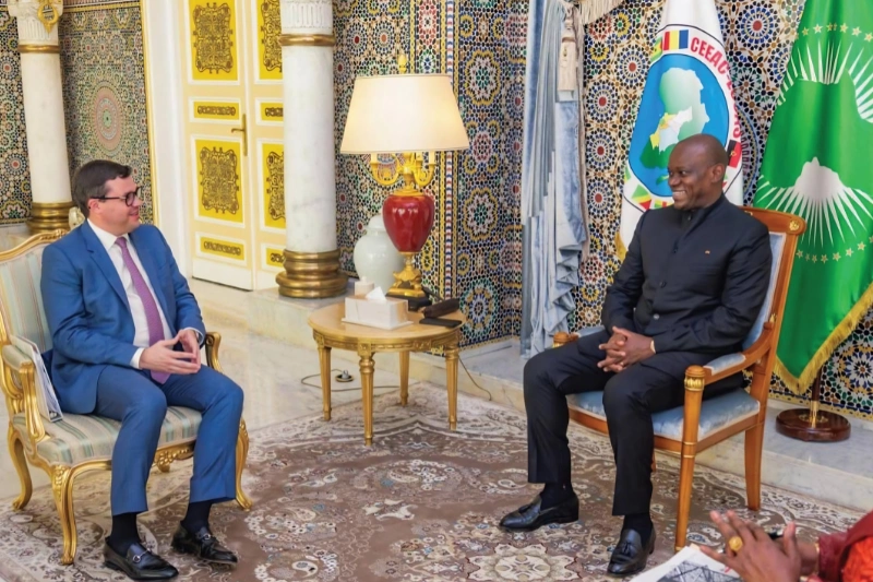 Brice Clotaire Oligui Nguema et Christian Ehrhardt  Sous-secrétaire d'État adjoint au Bureau de la population, des réfugiés et des migrations des États-Unis