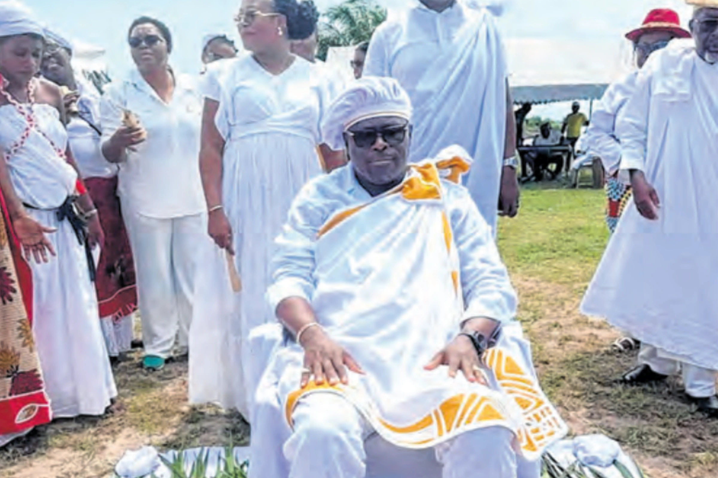 Le ministre Onanga Ndiaye, dans ses attributs traditionnels.