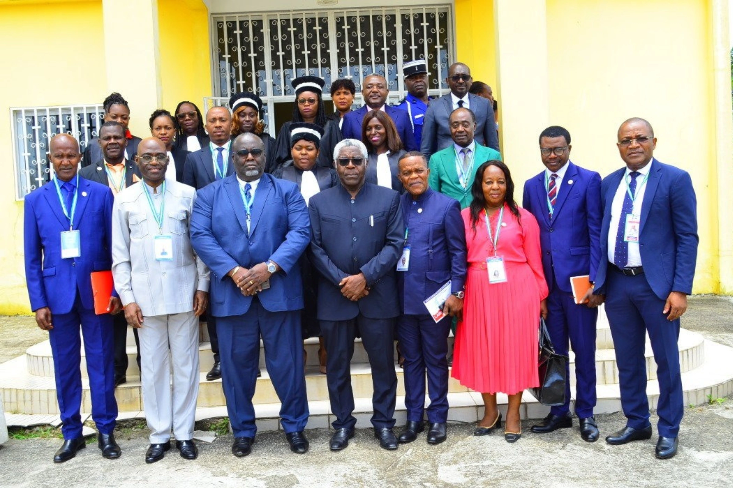 Photo de famille au terme de la prestation de serment des représentants de l’ACER.