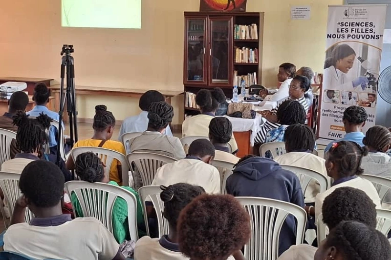 Parents et élèves au lycée Bâ-Oumar. © DR