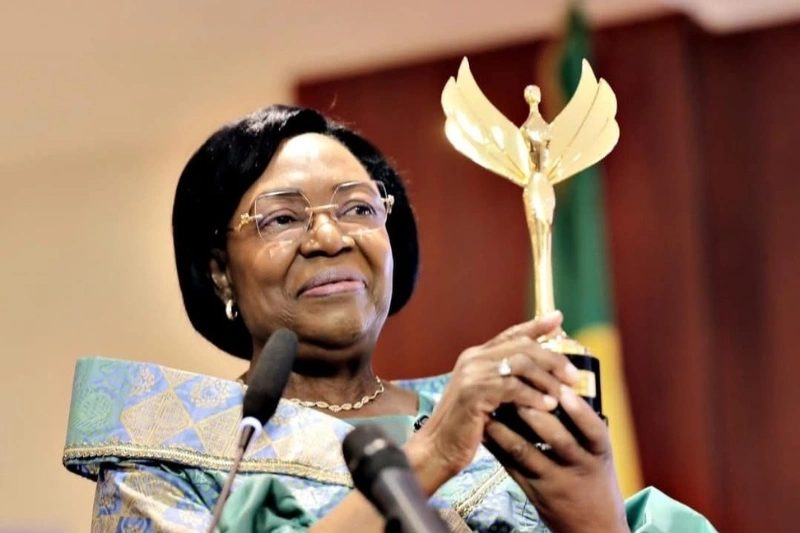 Femme, paix et sécurité : Paulette Missambo distinguée de la Napolitan Victory Award